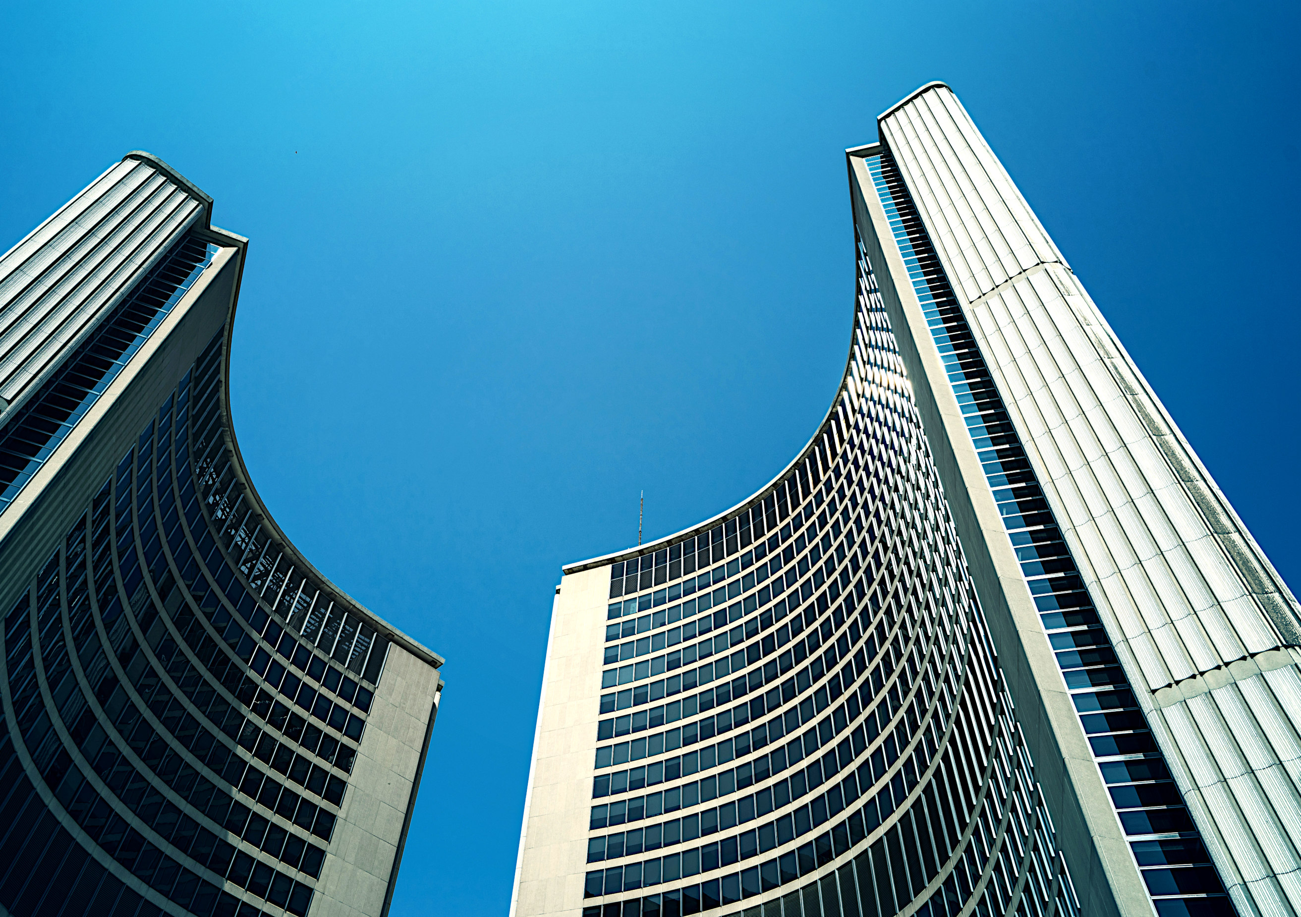 Das neue Rathaus von Toronto, von unten gegen einen klaren blauen Himmel betrachtet.