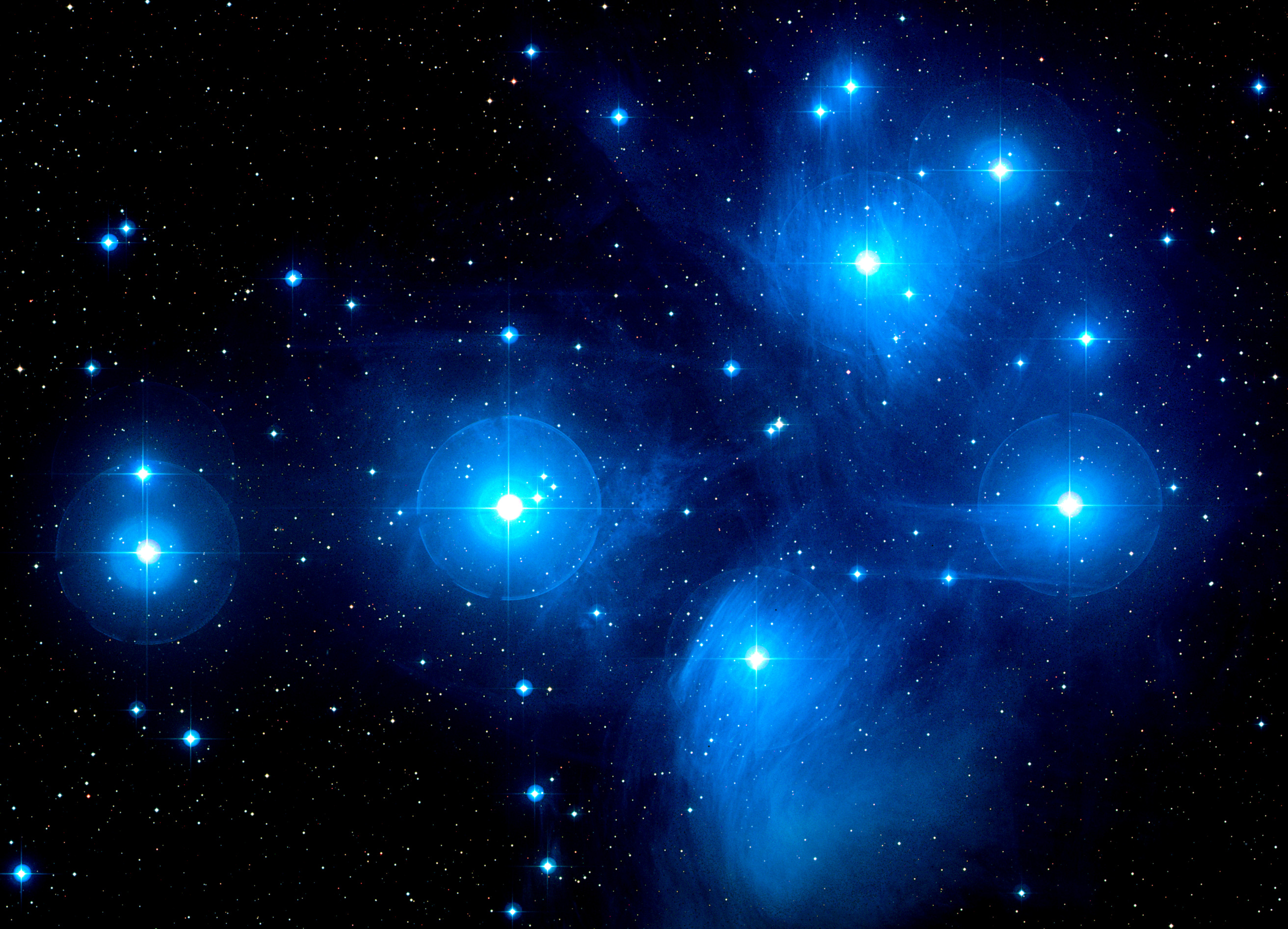 Cover des zweiten Teils: die Plejaden. Hellblau leuchtende Riesensterne vor einer in blauen Nebel gehüllten Weltraumkulisse.